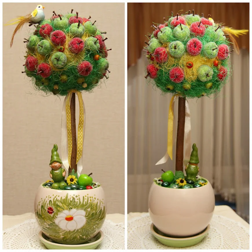 Искусственные яблочки, груши, апельсины и грозди винограда.