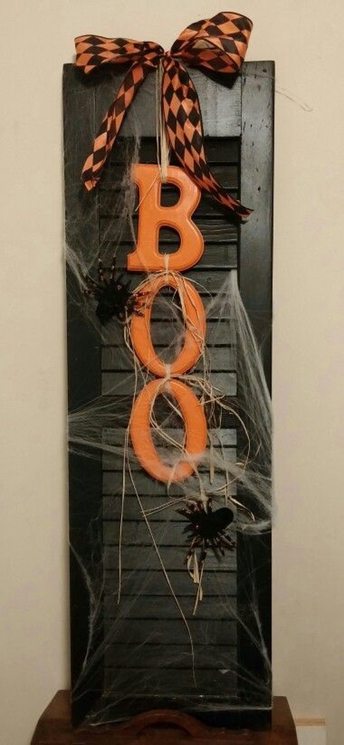 Панно BOO с паутиной и пауками