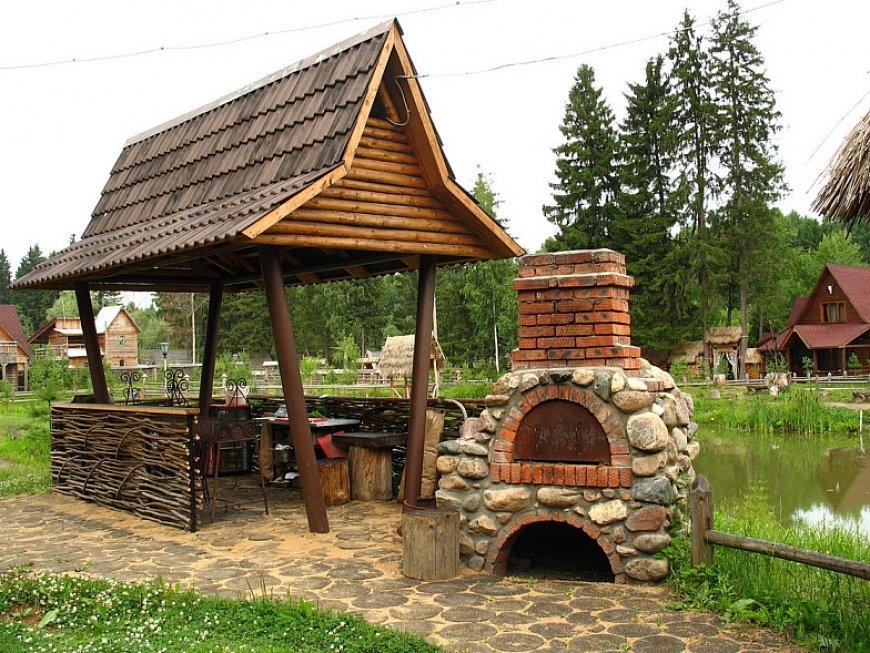 Беседка в лесном стиле