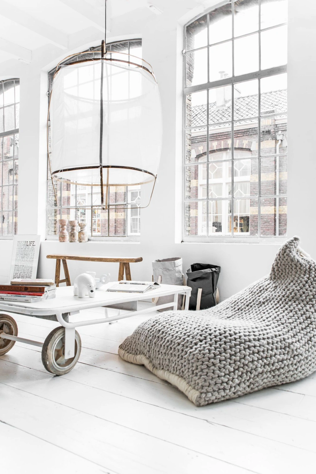 Кресло-мешок с вязанным чехлом в LOFT интерьере