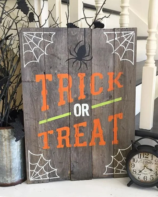 панно из досок "trick or treat"
