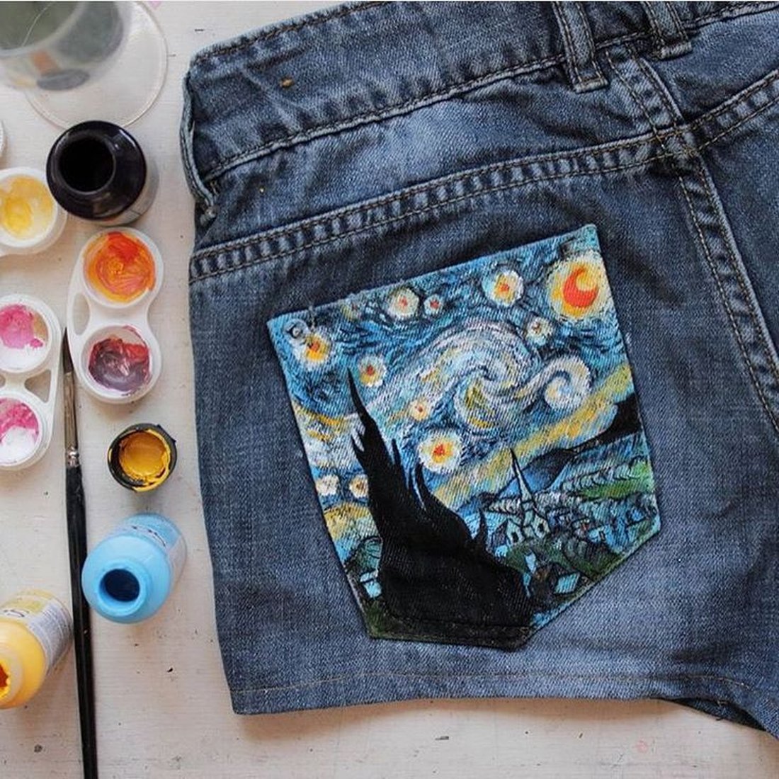 Рисунок на ткани. Джинс