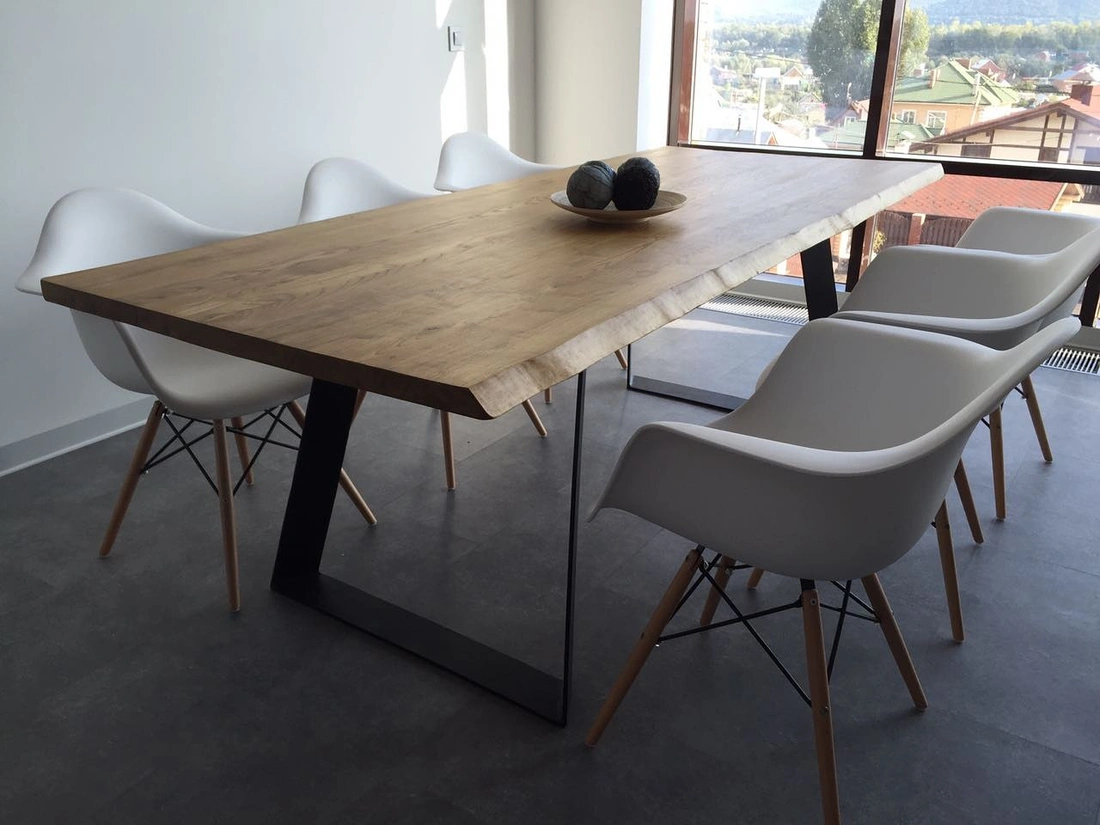 Стол в индустриальном интерьере. LOFT