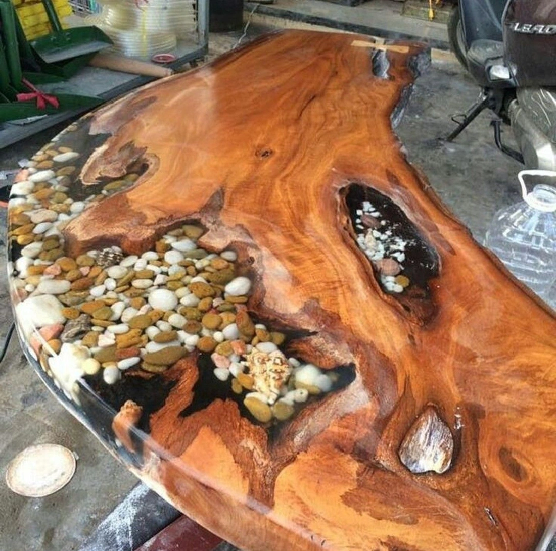 Столешница из дерева, полимера и камней
