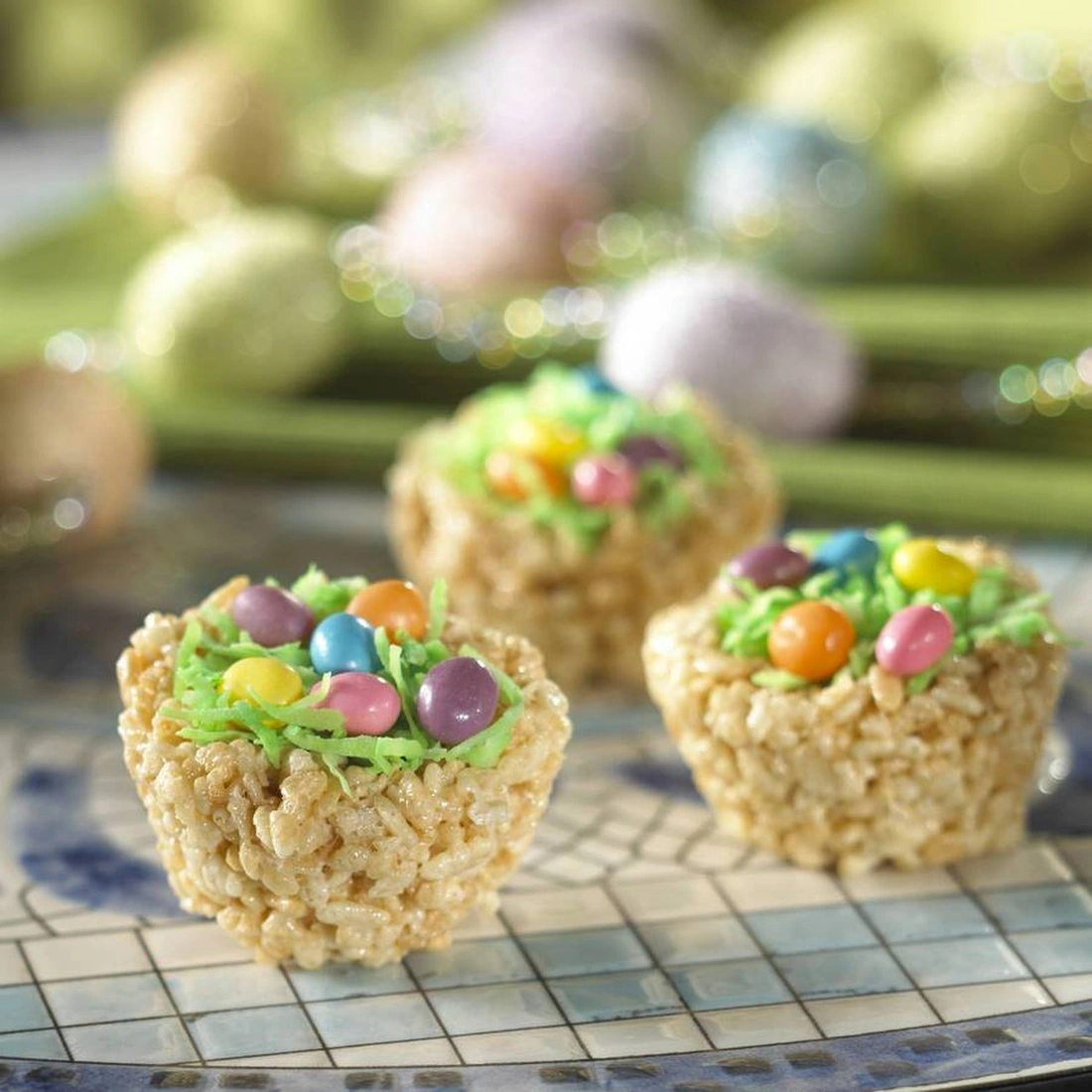 Вкусности для детей можно оформить как пасхальную корзинку или кулич.