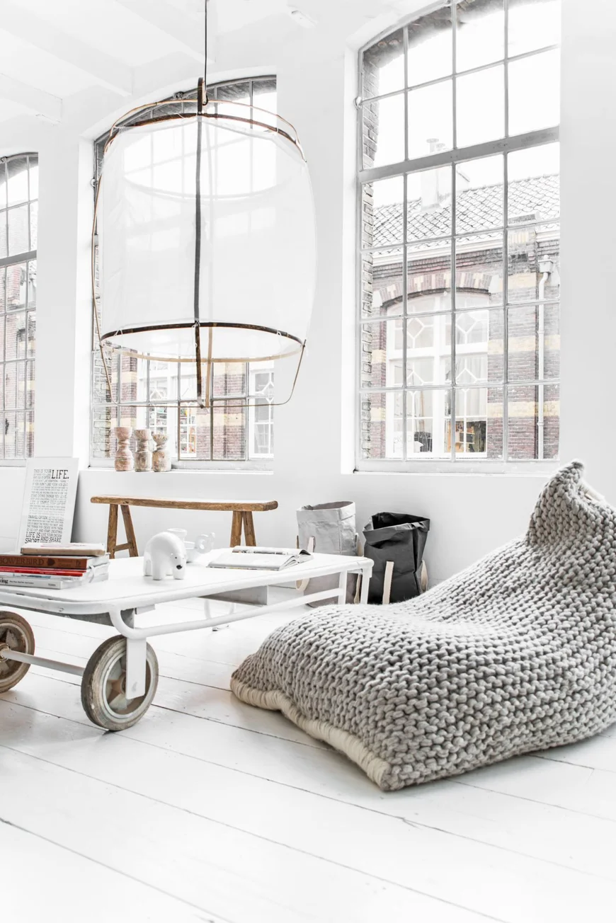 Кресло-мешок с вязанным чехлом в LOFT интерьере