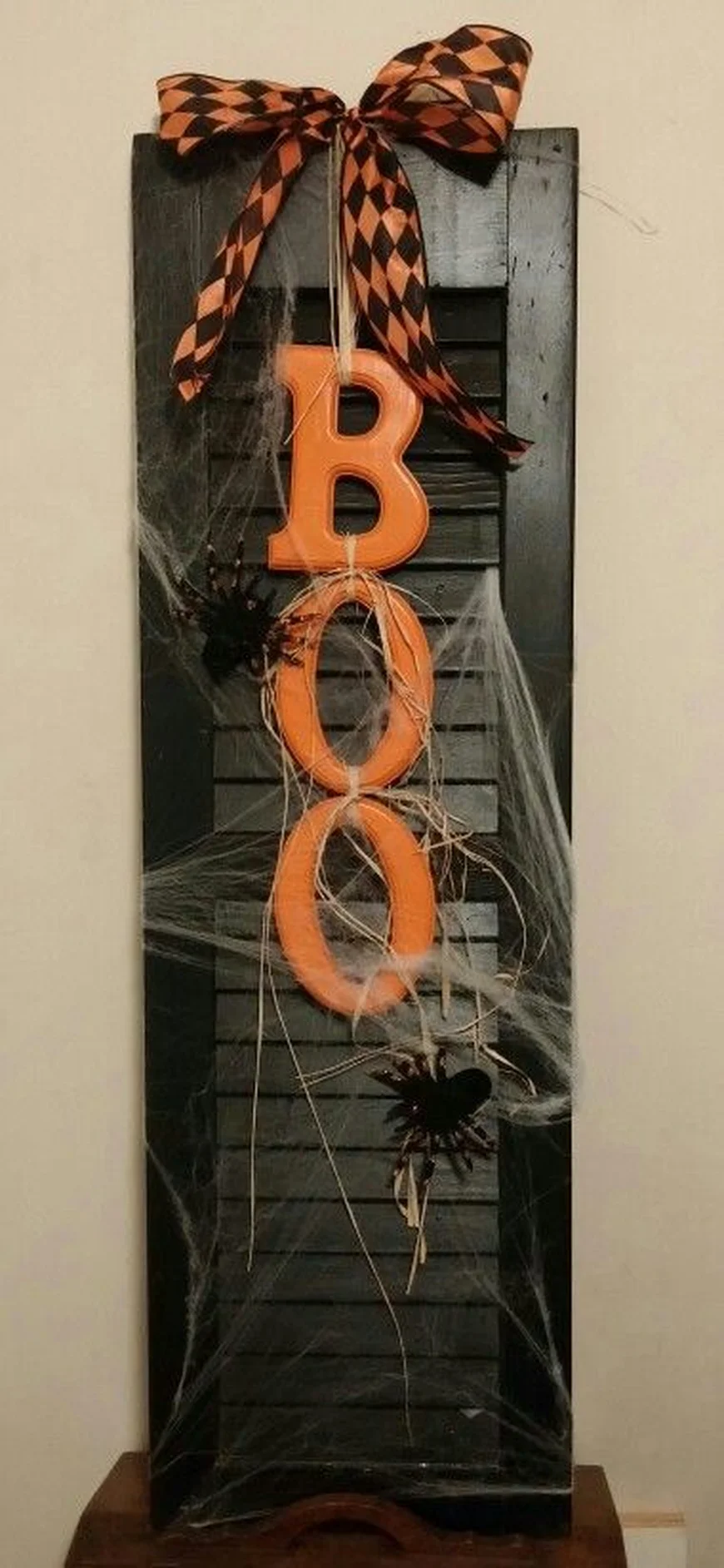 Панно BOO с паутиной и пауками