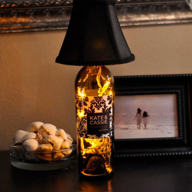 Осветительный прибор можно создать практически из любого предмета, обладая некоторой фантазией.Например из винной бутылки. 