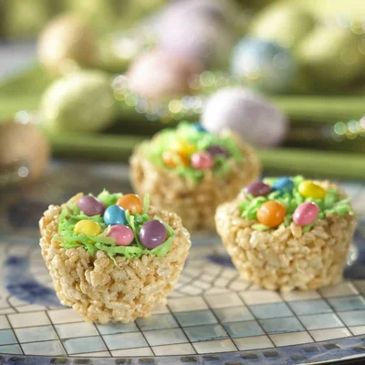 Вкусности для детей можно оформить как пасхальную корзинку или кулич.
